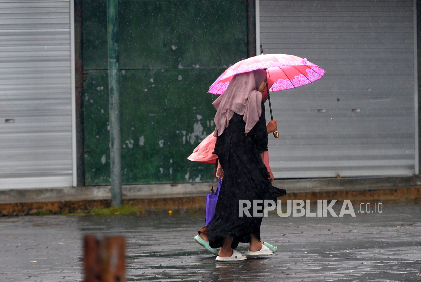 Badan Meteorologi, Klimatologi, dan Geofisika (BMKG) menyampaikan peringatan dini perihal potensi hujan lebat di sebagian besar wilayah provinsi di Indonesia/ilustrasi