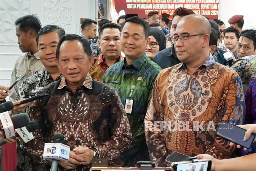 Mendagri Tito Karnavian (kanan) dan Ketua KPU RI Hasyim Asy