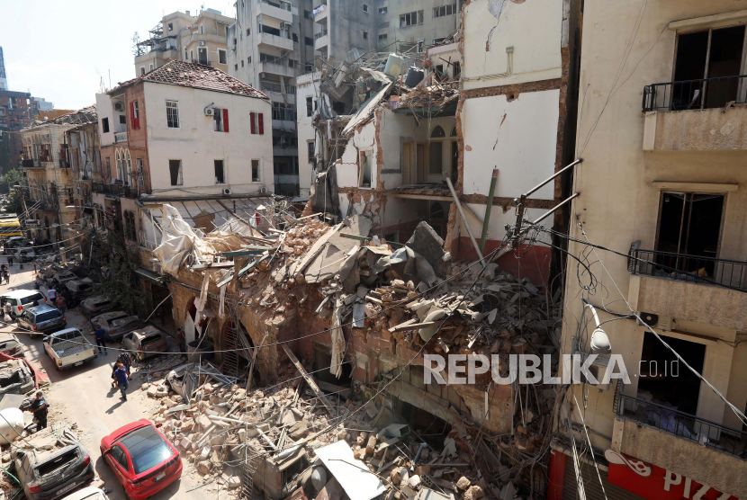 Sejumlah bangunan gedung dan rumah terlihat hancur akibat ledakan besar yang terjadi di sekitar Pelabuhan Beirut, Lebanon, Selasa (4/8). REUTERS/Mohamed Azakir