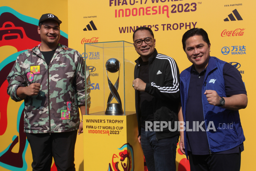 Menpora Dito Ariotedjo (kiri) didampingi  Ketum PSSI Erick Thohir (kanan) dan Wali Kota Surabaya Eri Cahyadi berpose dengan trofi Piala Dunia U-17 FIFA di Surabaya, (29/10/2023). 