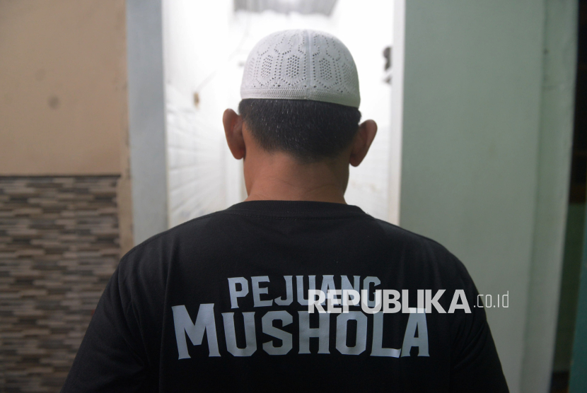 Tim Pejuang Mushola bersiap membersihkan Mushola Al-Muhajirin di kawasan Pademangan, Jakarta, Rabu (25/2/2026). Pejuang mushola dan Artha Graha Peduli berkolaborasi membersihkan mushola tersebut guna menjaga kebersihan dan kenyamanan Mushola agar tetap layak dan nyaman digunakan masyarakat untuk beribadah. Selain  membersihkan area  mushola, tim Artha Graha Peduli juga menggelar penjualan paket sembako murah guna meringankan kebutuhan warga di lingkungan sekitar mushola.