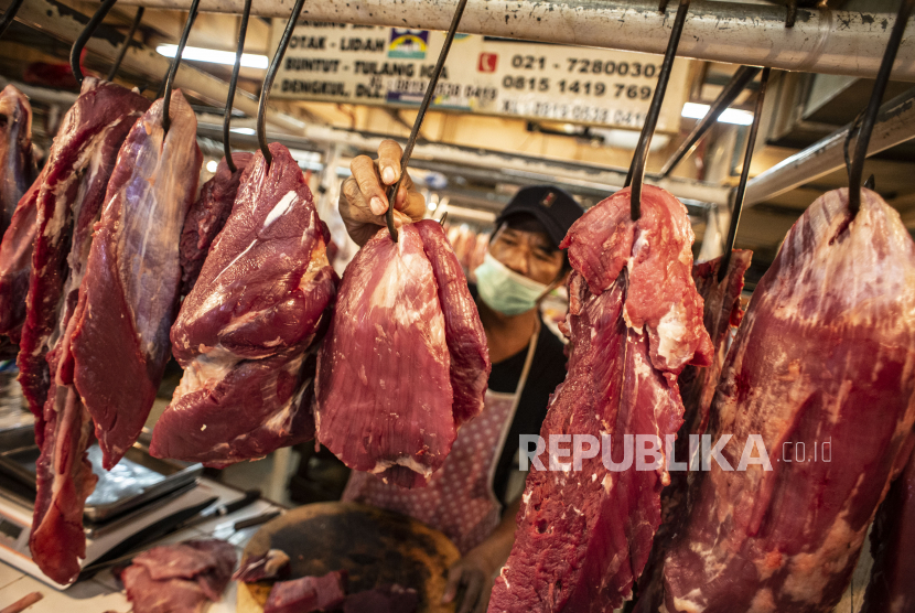 Pedagang memilah daging sapi di Pasar Mayestik, Kebayoran Baru, Jakarta, Jumat (1/10/2021). Pemerintah diminta pikir-pikir dulu sebelum melakukan impor daging beku.