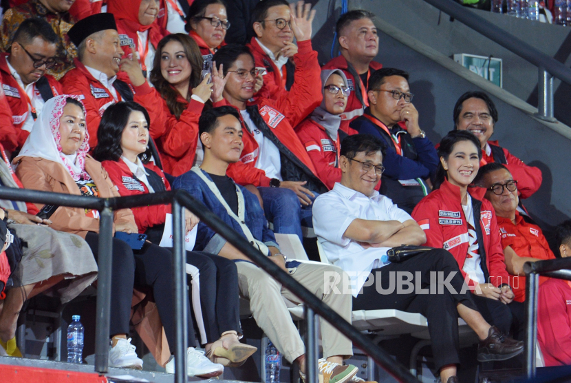 Wali Kota Solo Gibran Rakabuming Raka (ketiga kiri), Wakil Ketua Dewan Pembina PSI Grace Natalie (kedua kiri) bersama Politikus Budiman Sudjatmiko (ketiga kanan) dan Yenny Wahid (kiri) saat menghadiri acara Kopi Darat Nasional (Kopdarnas) Partai Solidaritas Indonesia (PSI) di Tenis Indoor, Senayan, Jakarta, Selasa (22/7/2023). Kegiatan Kopdarnas tersebut dalam rangka pembahasan sikap politik PSI dalam menghadapi Pilpres 2024 mendatang, juga membahas terkait pemenangan pada Pemilu 2024. Kehadiran tokoh politik tersebut untuk menjadi pembicara diskusi yang membahas tentang kepemimpinan dan peran pemuda dalam dunia politik.