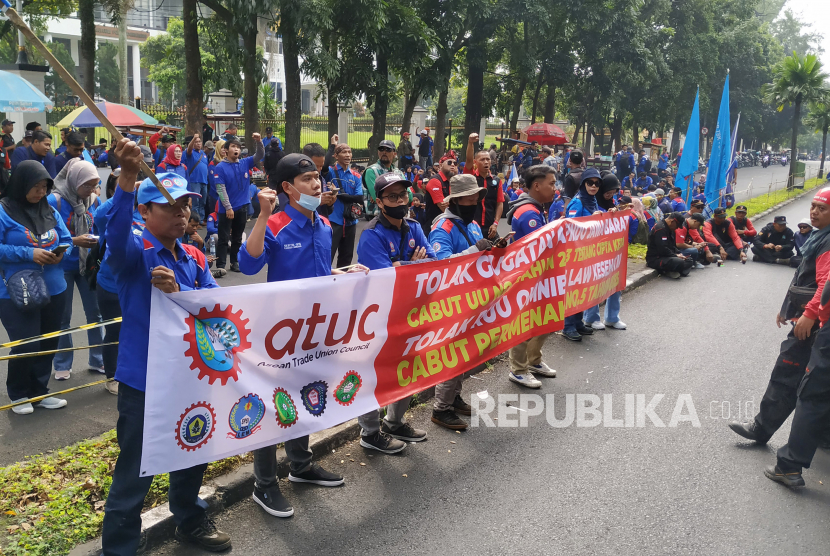 Ratusan perwakilan buruh dari SPSI (Serikat Pekerja Seluruh Indonesia) dari berbagai daerah di Jawa Barat menggelar aksi.