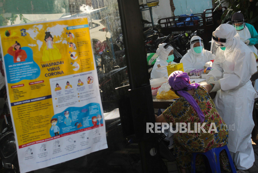 Petugas melakukan pemeriksaan cepat COVID-19 (Rapid Test) terhadap warga di Pasar Kembang, Surabaya, Jawa Timur, Rabu (13/5/2020). Pemeriksaan cepat terhadap sejumlah pedagang di pasar itu guna mengetahui kondisi kesehatan mereka sebagai upaya untuk mencegah penyebaran virus Corona (COVID-19)