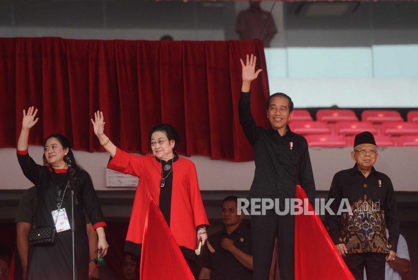 Presiden Joko Widodo bersama Wapres Ma'ruf Amin, Ketua Umum PDIP Megawati Soekarnoputri di puncak peringatan Bulan Bung Karno di Stadion Utama Gelora Bung Karno, Jakarta, Sabtu (24/6/2023). 