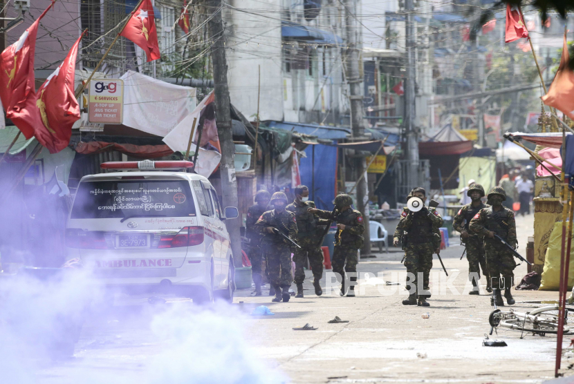  Tentara memberikan peringatan saat mereka maju untuk membubarkan pengunjuk rasa selama protes terhadap kudeta militer di Yangon, Myanmar, 03 Maret 2021. Menteri luar negeri Perhimpunan Bangsa-Bangsa Asia Tenggara (ASEAN) menyerukan penghentian kekerasan selama pertemuan pada 2 Maret saat protes terus berlanjut di tengah meningkatnya ketegangan di negara itu antara pengunjuk rasa anti-kudeta dan pasukan keamanan.