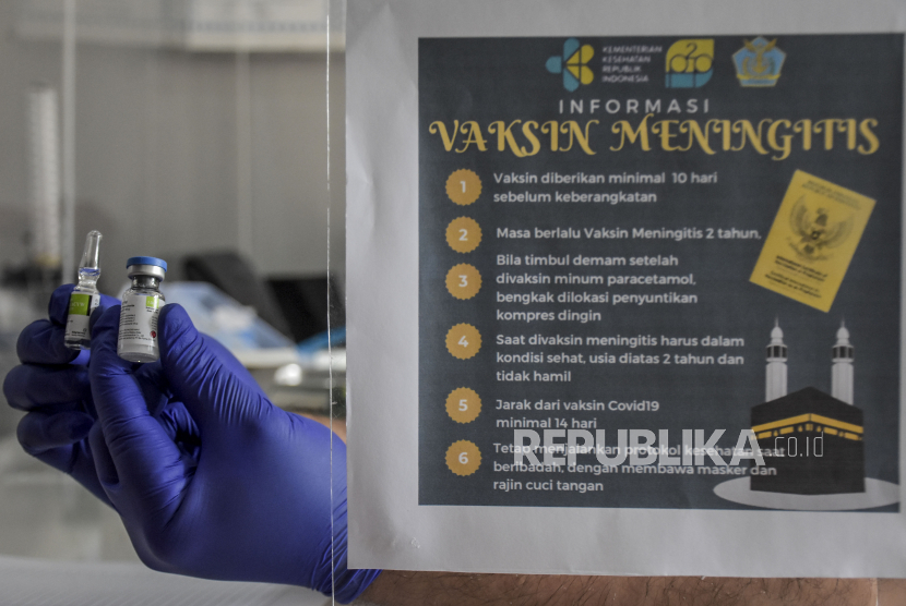 Petugas kesehatan menunjukkan vaksin meningitis di Kantor Kesehatan Pelabuhan (KKP) Kelas II Bandung, Jalan Cikapayang, Kota Bandung, Kamis (29/9/2022). Kantor Kesehatan Pelabuhan (KKP) Kelas II Bandung menyediakan sebanyak 100 hingga 400 dosis vaksin meningitis per hari yang diprioritaskan bagi jemaah umrah yang berangkat pada 10-31 Oktober 2022. Penyelenggara Umroh Sambut Baik Keputusan Vaksin Meningitis tidak Lagi Wajib