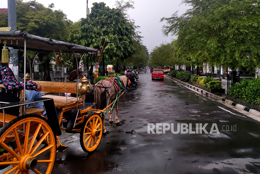 Andong menunggu penumpang di kawasan Malioboro, Yogyakarta, Kamis (23/3/2023)