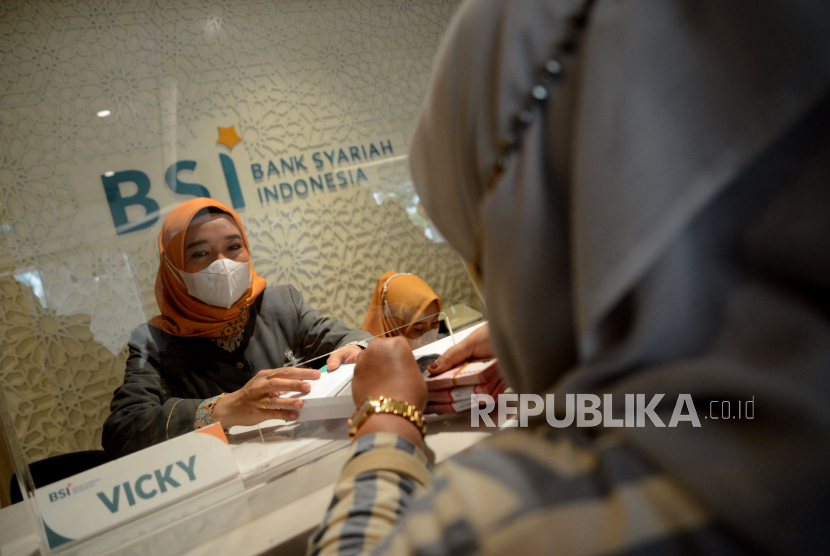 Nasabah BSI melakukan transaksi di Kantor Cabang Jakarta Thamrin, Jakarta.