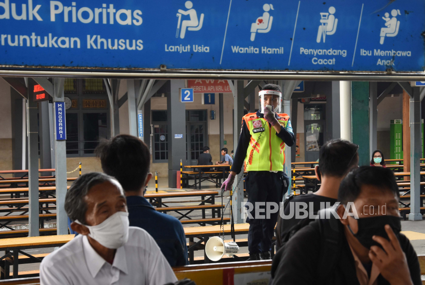 Jumlah penumpang KRL di Stasiun Manggarai, Jakarta Selatan, pada hari pertama diberlakukan Pembatasan Sosial Berskala Besar (PSBB) Jakarta mengalami penurunan.