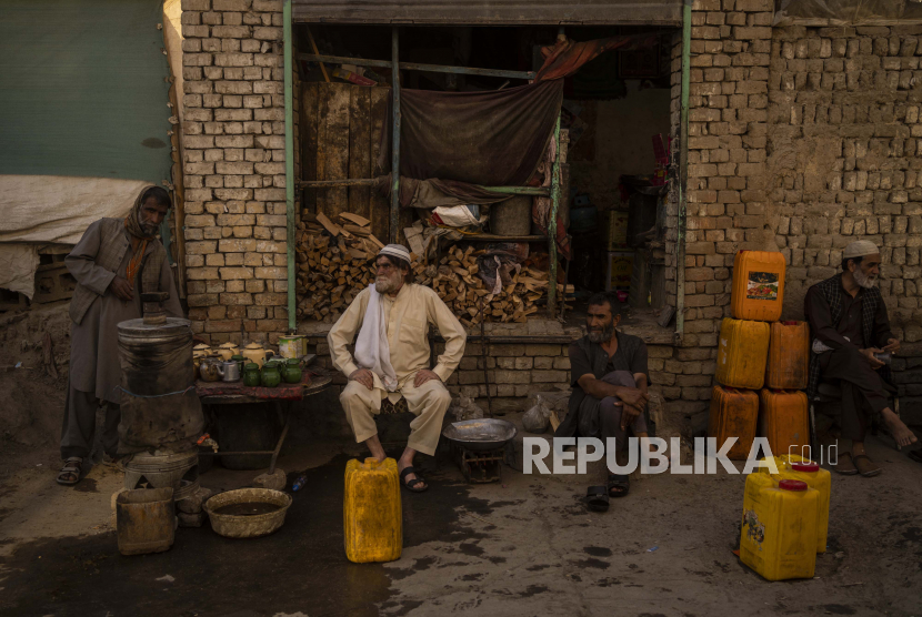  Seorang penjual teh Afghanistan menunggu pelanggan di Kabul, Afghanistan, Selasa, 14 September 2021. Dikhawatirkan Afghanistan dapat lebih jauh terjerumus ke dalam kelaparan dan keruntuhan ekonomi setelah kekacauan bulan lalu, yang menyebabkan Taliban menggulingkan pemerintah dalam sekejap. menyapu saat pasukan AS dan NATO keluar dari perang 20 tahun.