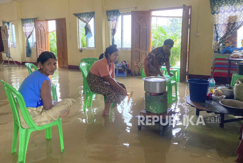 Korban banjir memasak makanan di dalam biara yang dibuka untuk tempat penampungan sementara di Bago, sekitar 80 kilometer (50 mil) timur laut Yangon, Myanmar, Myanmar, Selasa, 10 Oktober 2023.