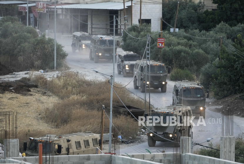 Konvoi kendaraan tentara terlihat selama serangan militer di kamp pengungsi Jenin di Tepi Barat yang diduduki, Selasa, 4 Juli 2023.