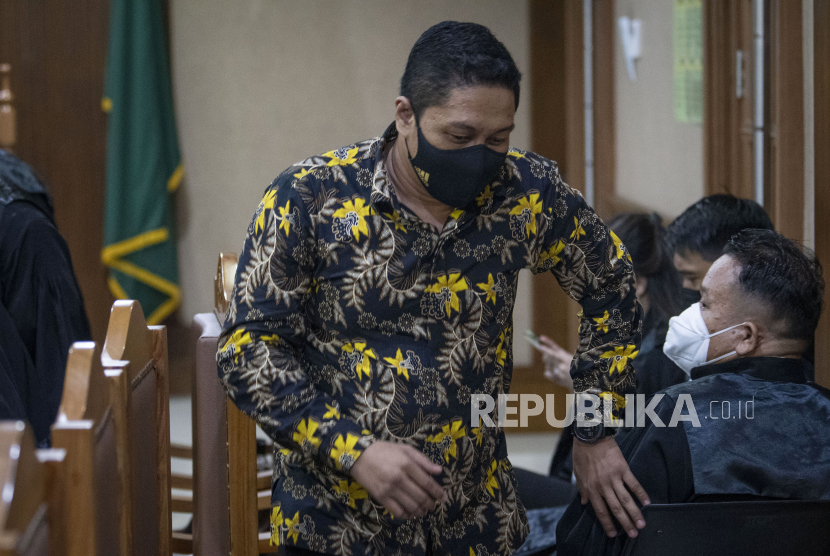 Terdakwa mantan penyidik KPK AKP Stepanus Robin Pattuju (kiri) berdiskusi dengan penasihat hukumnya sebelum sidang pembacaan tuntutan di Pengadilan Tipikor, Jakarta, Senin (6/12/2021). Jaksa penuntut umum KPK menuntut Robin 12 tahun penjara dan denda Rp500 juta subsider 6 bulan kurungan penjara karena dinilai bersalah menerima suap Rp11 miliar dan 36 ribu dolar AS berkaitan dengan penanganan perkara di KPK. 