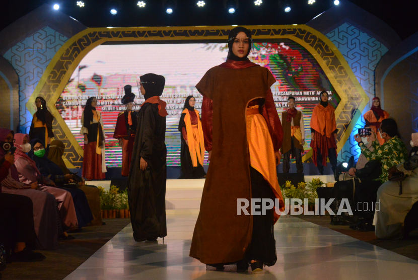 Model memperagakan busana Muslim pada malam puncak pergelaran Fashion Show Aceh Sharia Festival 2021 secara virtual di Banda Aceh, Aceh, Sabtu (7/8/2021). Kegiatan Aceh Sharia Festival 2021 yang digelar pemerintah Aceh bekerja sama dengan Bank Indonesia  itu bertujuan mendorong perkembangan usaha industri fesyen muslim dan perekonomian syariah secara global. 