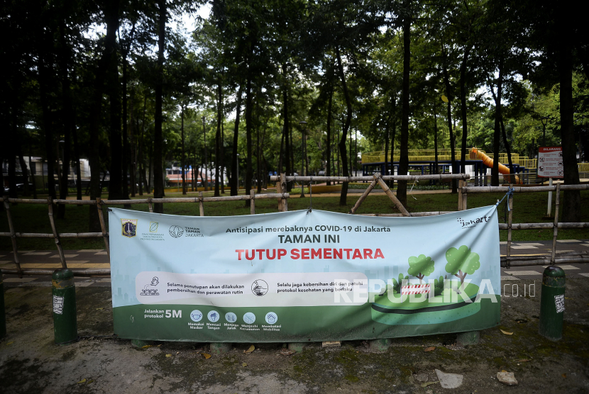 Suasana sepi Taman Puring di Kramat Pela, Kecamatan Kebayoran Baru, Jakarta Selatan, yang masih ditutup untuk umum, Rabu (15/9).