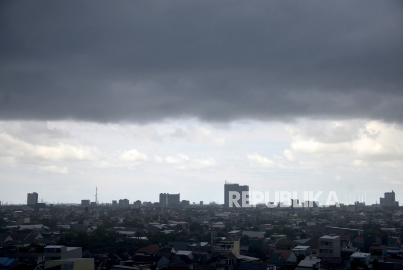 Awan gelap menyelimuti langit kota Makassar, Sulawesi Selatan, Kamis (13/10/2022). Badan Usaha Jalan Tol (BUJT) di Makassar memastikan tarif tol di kota tersebut akan naik. 
