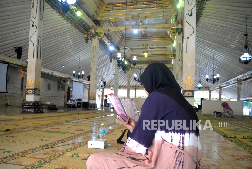 Warga mengikuti Majelis Semaan Al Quran memperingati 277 Tahun Hadeging Nagari Kasultanan Ngayogyakarta Hadiningrat di Masjid Gedhe Kauman, Yogyakarta, Rabu (13/12/2023). 