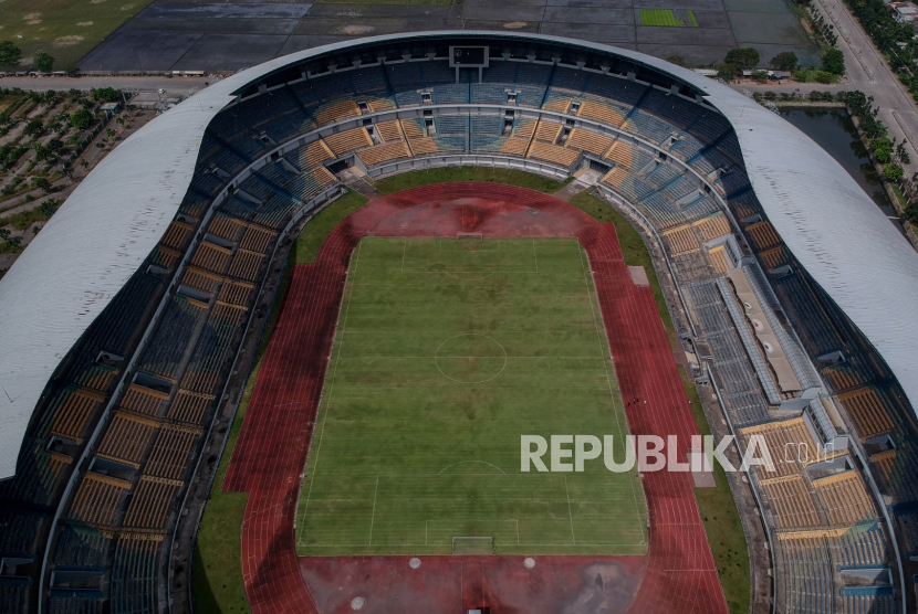 Foto udara Stadion Gelora Bandung Lautan Api (GBLA) di Gedebage, Bandung.