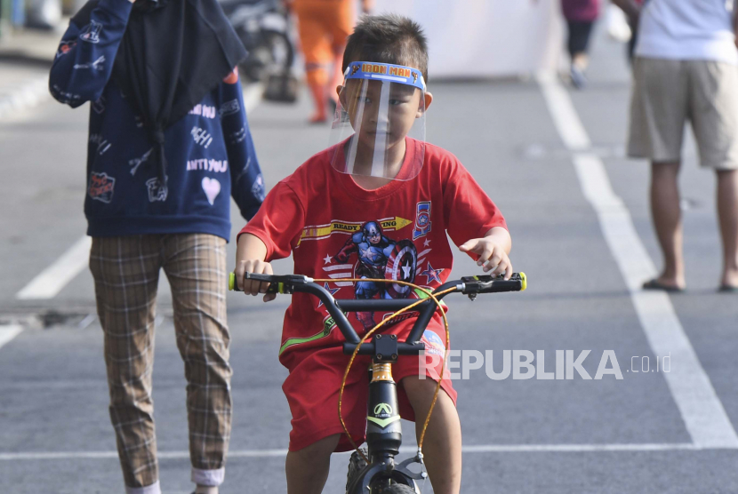 Seorang anak bersepeda saat Hari Bebas Kendaraan Bermotor. ilustrasi