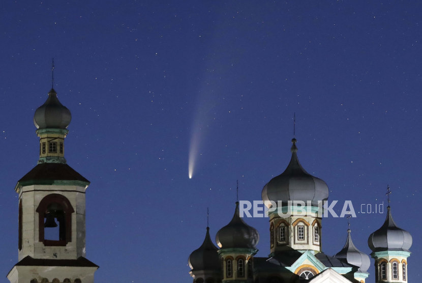  Komet Neowise atau C / 2020 F3 terlihat di belakang sebuah gereja Ortodoks di atas Turet, Belarus, 110 kilometer (69 mil) barat ibukota Minsk, Selasa pagi, 14 Juli 2020. 