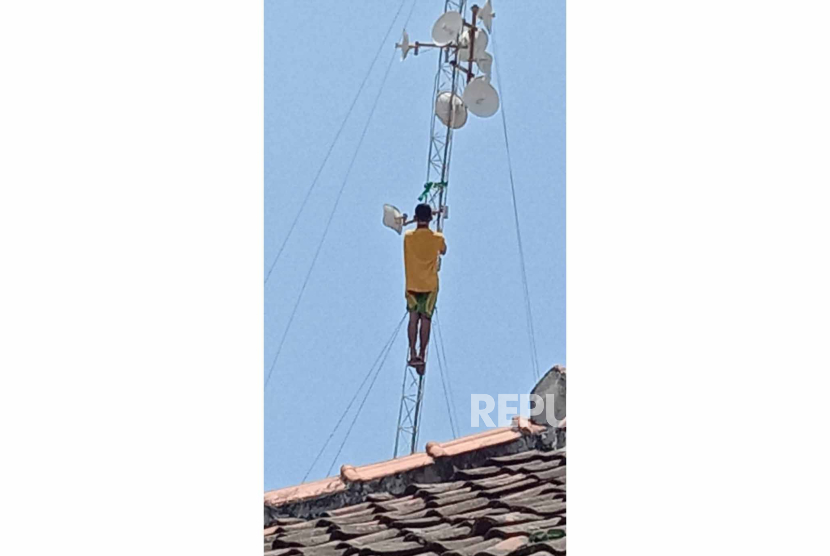 Seorang pemuda di Desa Losarang, Kecamatan Losarang, Kabupaten Indramayu, nekat memanjat tower setinggi sekitar 50 meter, Rabu (20/9/2023).