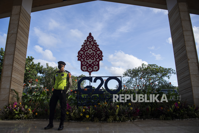 Personel Polda Bali berjaga menjelang pelaksanaan Pertemuan Menteri Luar Negeri G20 di Hotel Mulia, Nusa Dua, Bali, Kamis (7/7/2022). Pertemuan tersebut akan membahas dua isu utama yaitu penguatan multilateralisme serta ketahanan pangan dan energi. 