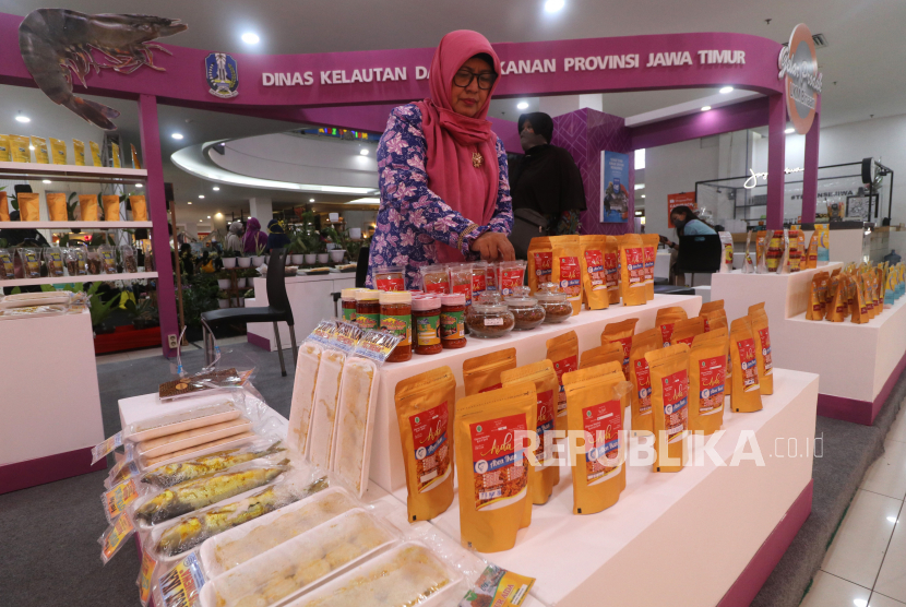 Perajin menata abon lele dalam kemasan saat pameran produk UMKM di Kota Kediri, Jawa Timur, baru-baru ini. UMKM di Indonesia dinilai kurang terintegrasi dengan korporasi besar.