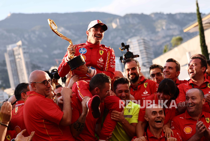 Charles Leclerc merayakan kemenangan pada GP Monako di Monte Carlo, Monako, 26 Mei 2024.. 