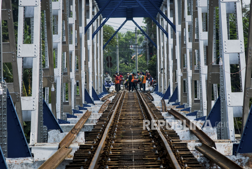Kepolisian Resor (Polres) Padang Pariaman menyatakan jalur Padang-Bukittinggi tersendat di wilayah Batang Anai karena perbaikan jalur rel kereta api.