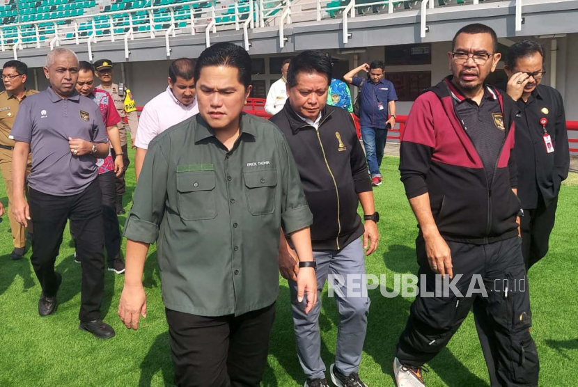 Ketua Umum PSSI Erick Thohir meninjau kesiapan Stadion GBT, Surabaya, pada Selasa (6/6/2023). Peninjauan dilakukan menjelang FIFA Matchday Indonesia vs Palestina pada 14 Juni 2023.