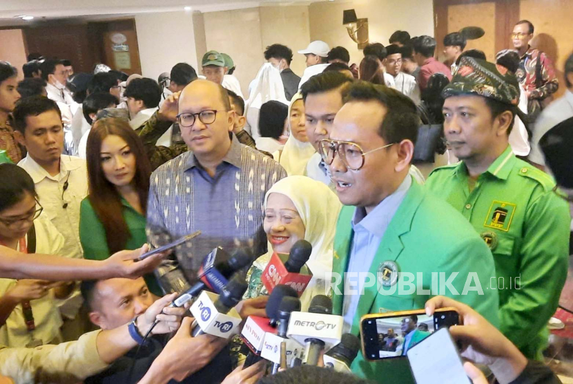 Koordinator Nasional Pejuang PPP sekaligus Wakil Ketua Majelis Pertimbangan DPP PPP 2020-2025, Witjaksono diwawancarai wartawan usai mendeklarasikan dukungan kepada pasangan capres-cawapres Prabowo-Gibran di Hotel Ambhara, Jakarta Selatan, Kamis (28/12/2023). 
