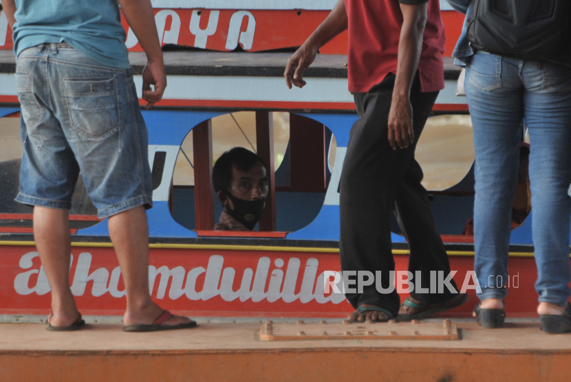 Palembang Gencar Edukasi Protokol Covid-19 Jelang New Normal. Penumpang kapal kayu menunggu kapal berangkat di Dermaga 16 Ilir Palembang, Sumatra Selatan.