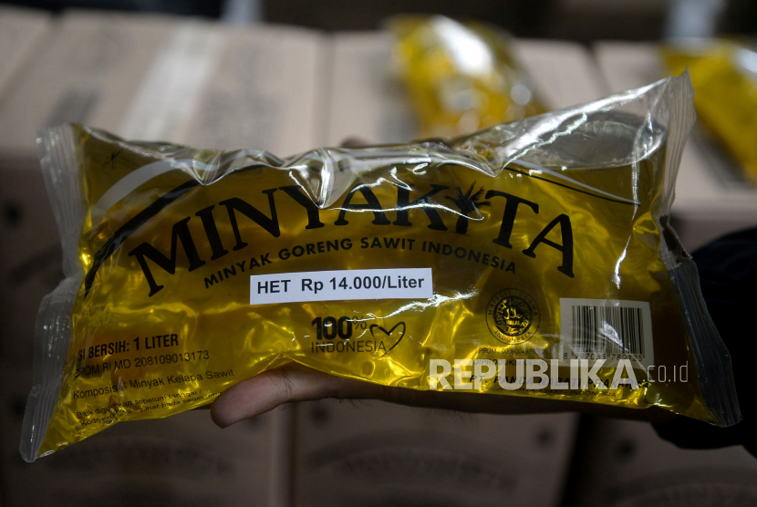 Minyak goreng kemasaan rakyat merek MinyaKita. Harga minyak goreng kemasan premium di pasar tradisional Kota Bengkulu mengalami kenaikan akibat kelangkaan MinyaKita di Bengkulu. (ilustrasi)