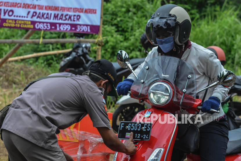 Seorang pemudik dari Jakarta dievakuasi di pos penyekatan Kecamatan Salawu, Kabupaten Tasikmalaya, pada Kamis (21/5) dini hari. Petugas sengaja mengevakuasi kepada pemudik berinisial RS itu setelah mendapat informasi bahwa yang bersangkutan terpapar Covid-19.