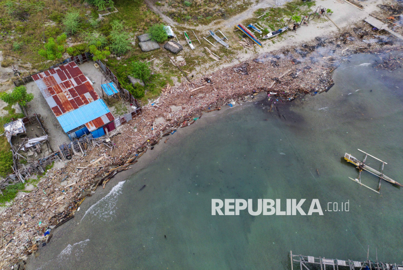 Sampah Laut Membentang di Pesisir Pantai Tado
