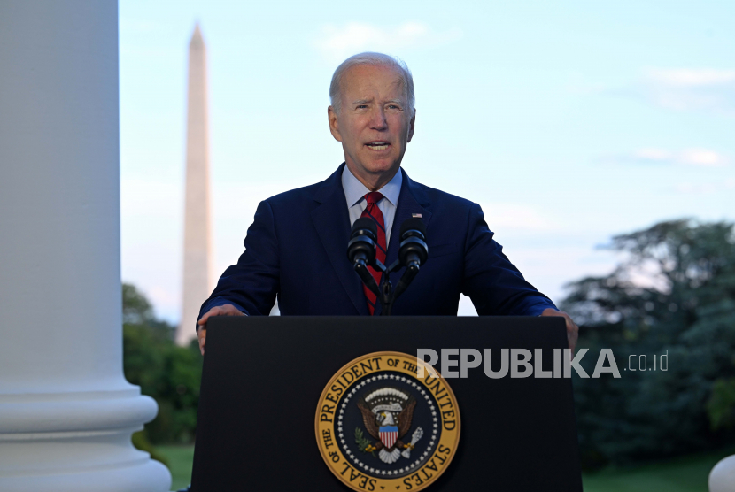 Pemerintahan Joe Biden mengeluarkan aturan baru untuk perusahaan teknologi AS yang menerima dana federal. Mereka dilarang membangun fasilitas teknologi canggih di China selama 10 tahun.