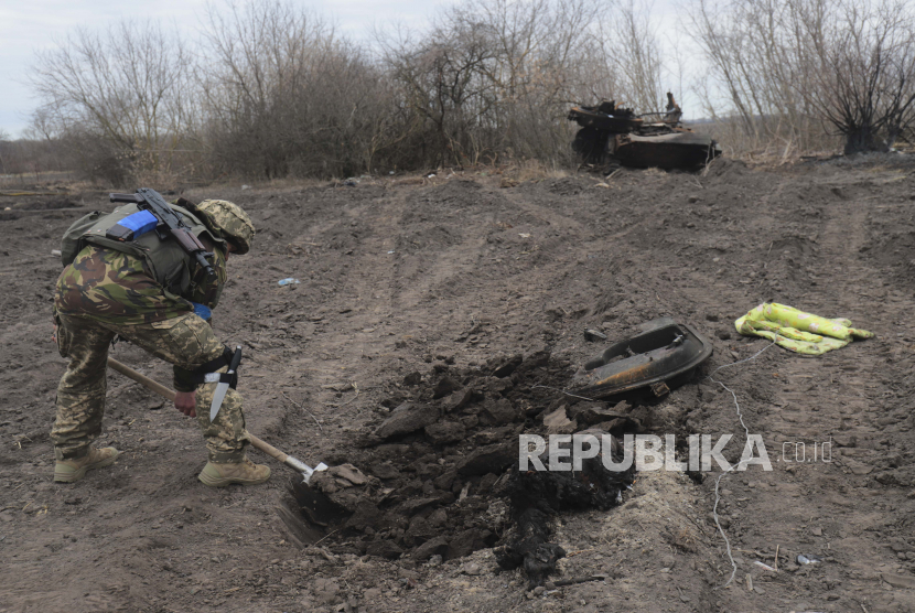  Seorang prajurit Ukraina membuat kuburan untuk mayat seorang tentara