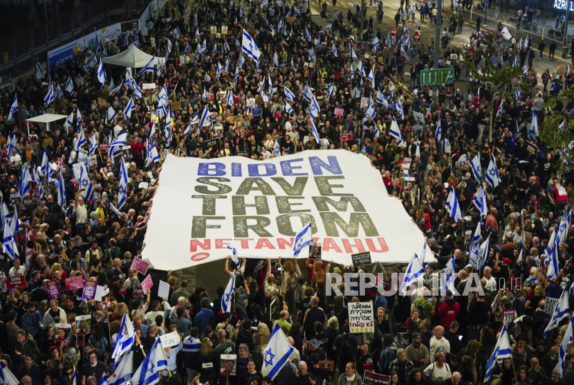 Orang-orang memprotes Perdana Menteri Israel Benjamin Netanyahu yang masih belum juga berhasil membebaskan para sandera dari Hamas. 