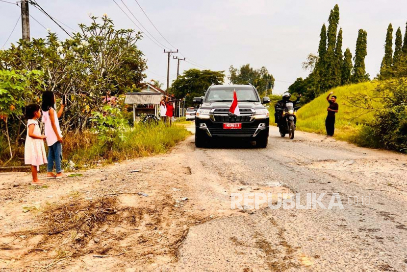 Dalam kunjungan kerjanya ke Provinsi Lampung pada Jumat (5/5), Presiden Joko Widodo berganti mobil menjadi jenis jip saat sedang meninjau ruas jalan Seputih Raman - Seputih Banyak - Simpang Randu.