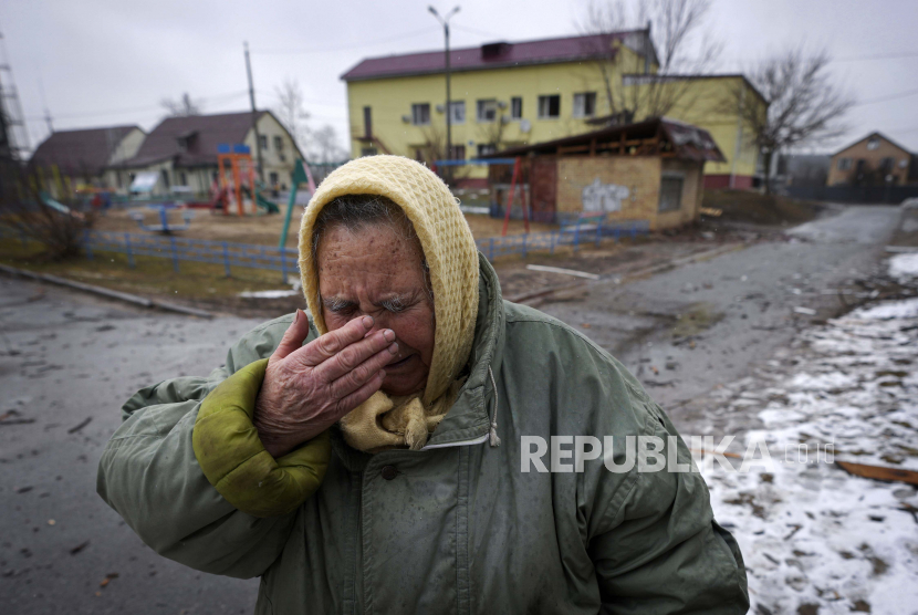 Seorang wanita menangis di luar rumah yang rusak akibat serangan udara Rusia, menurut penduduk setempat, di Gorenka, di luar ibu kota Kyiv, Ukraina, Rabu, 2 Maret 2022.