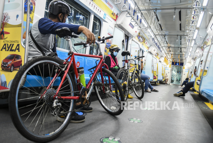 Penumpang membawa sepeda non-lipat di dalam kereta MRT di Jakarta, Ahad (28/3/2021). PT MRT Jakarta mengizinkan sepeda non-lipat memasuki gerbong kereta pada Senin hingga Jumat di luar jam sibuk pukul 07.00-09.00 dan pukul 17.00-19.00 WIB, sementara pada Sabtu dan Minggu, sepeda non-lipat diperbolehkan masuk selama jam operasional kereta. 
