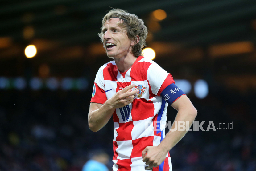 Luka Modric dari Kroasia merayakan setelah mencetak gol kedua timnya selama pertandingan sepak bola babak penyisihan grup D UEFA EURO 2020 antara Kroasia dan Skotlandia di Glasgow, Inggris, 22 Juni 2021.
