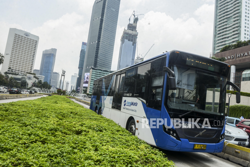 Polda Metro Jaya menggelar olah tempat kejadian perkara (TKP) di lokasi kecelakaan bus Transjakarta dan bajaj di persimpangan Jalan Lodan Raya, Pademangan, Jakarta Utara, Senin (25/5) petang.