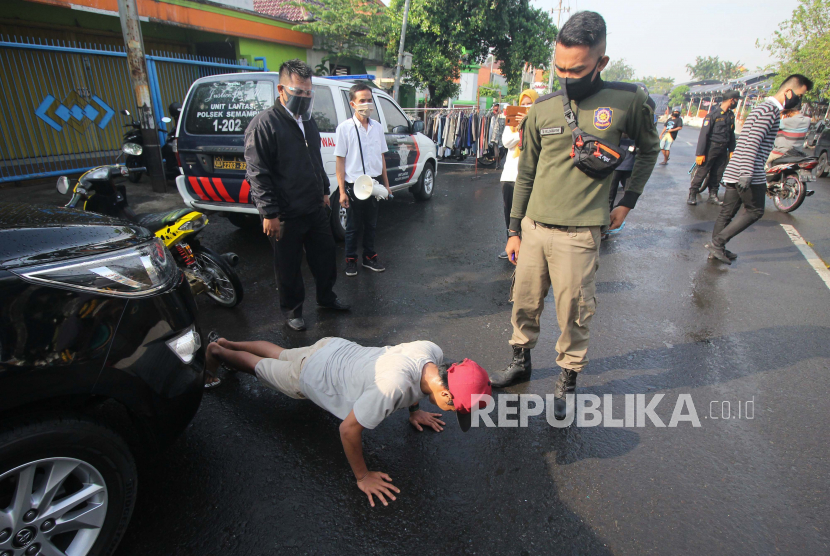 Satpol PP Kota Surabaya menghukum warga yang tidak mengunakan masker saat beraktivitas di luar rumah (ilustrasi).