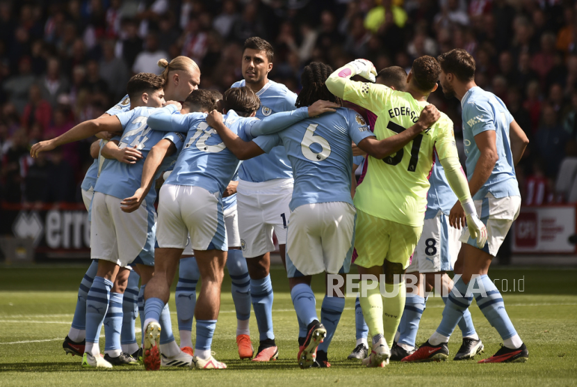 Skuad Manchester City berkumpul saat bermain melawan Sheffield United di ajang Liga Primer Inggris 2023/2024, Ahad (27/8/2023). 