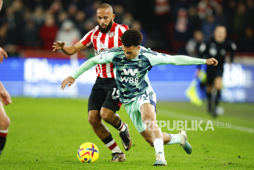 Bryan Mbeumo (kiri)