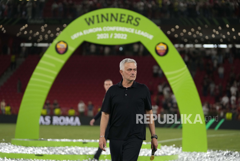 Pelatih kepala Roma Jose Mourinho memberi isyarat setelah memenangkan pertandingan sepak bola final Liga Konferensi Eropa antara AS Roma dan Feyenoord di National Arena di Tirana, Albania, Rabu, 25 Mei 2022. AS Roma menang 1-0.
