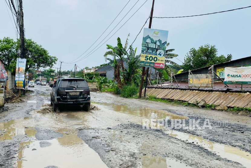 Kondisi jalan rusak di Kecamatan Parungpanjang, Kabupaten Bogor, Senin (27/11/2023). Jalan ini mengalami kerusakan parah karena setiap hari dilewati truk pengangkut barang tambang bertonase besar.  